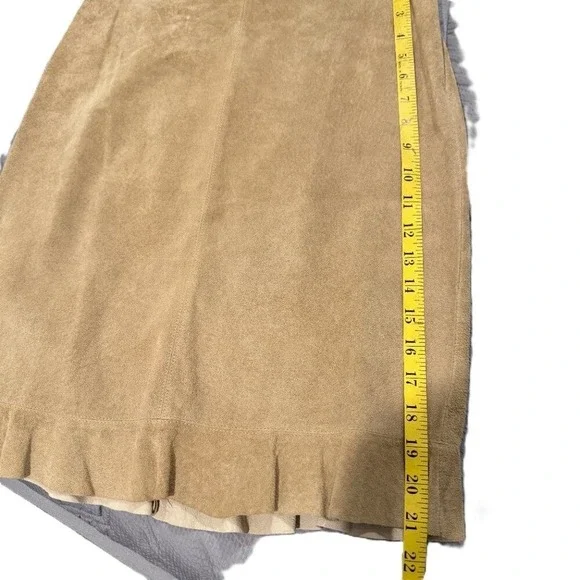 100% Suede Pencil Skirt Size 6 Tan Ruffle Hem Neutral Textured Classic Chic - Picture 7 of 7